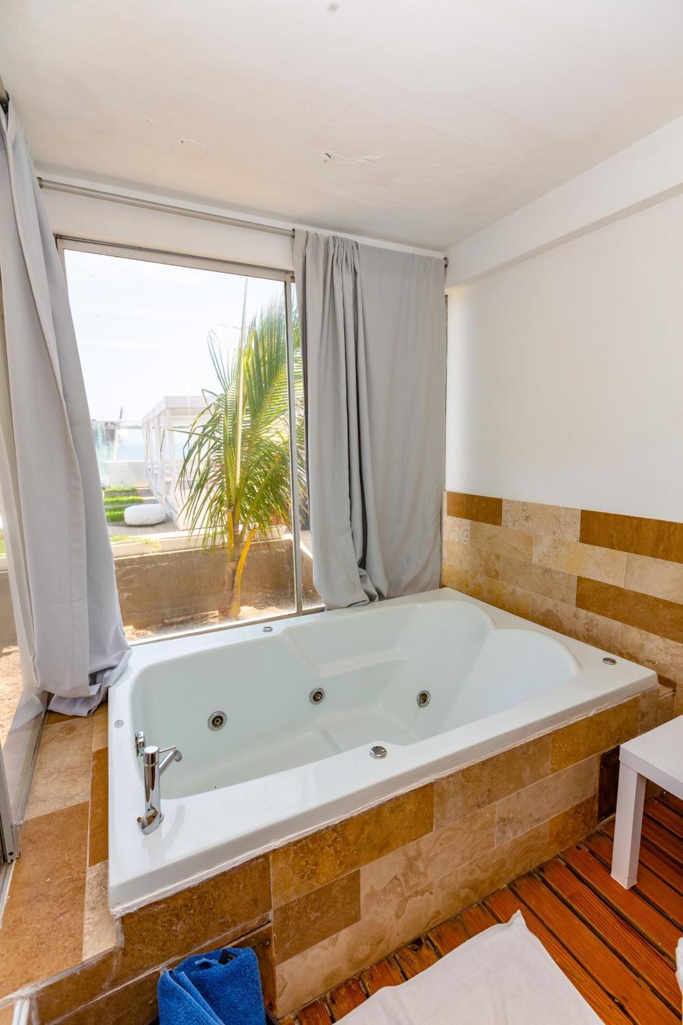 Suite mit Whirlpool-Badewanne und Gartenblick